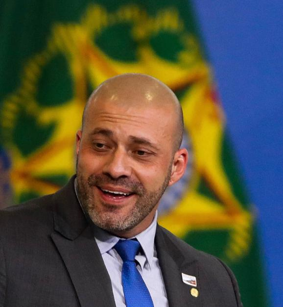 No momento, você está visualizando Defesa de Silveira se manifesta à proibição de uso de redes e já cogita acionar organismos internacionais; VEJA NOTA