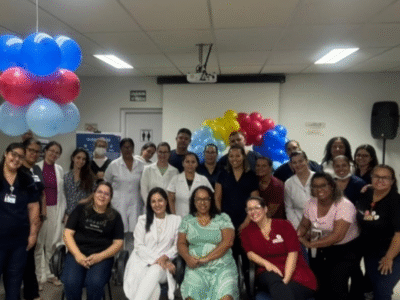 Reunião de Experiência do Paciente tem como foco o Abril Azul na Santa Casa de Marília. Familiares compartilharam experiências sobre os atendimentos