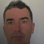 Homem joga gasolina e toca fogo em vereador dentro de comércio no litoral do Paraná; VEJA