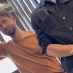 Morador é abordado pela PF após exibir faixa com a palavra “Ladrão” na janela; veja vídeo