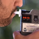 Motoristas estão descobrindo tarde demais: recusar bafômetro não evita mais punição pesada no Brasil