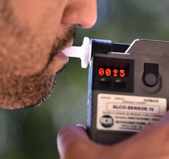 No momento, você está visualizando Motoristas estão descobrindo tarde demais: recusar bafômetro não evita mais punição pesada no Brasil