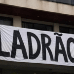 Após PF abordar morador para retirar faixa, Flávio reage e faz postagem no X; VEJA POSTAGEM