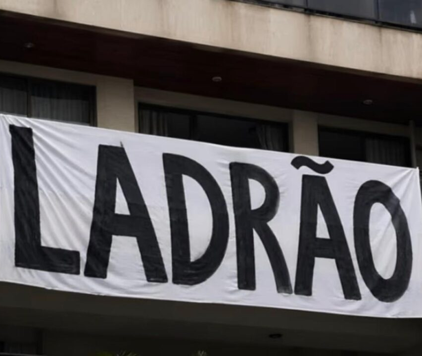 No momento, você está visualizando Após PF abordar morador para retirar faixa, Flávio reage e faz postagem no X; VEJA POSTAGEM