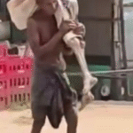 Surreal! Irmão leva 3squel3t0 ao banco como “documento” para liberar saque; ASSISTA VÍDEO