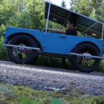 YouTuber transforma bicicletas elétricas em um carro solar para duas pessoas. Veja vídeo!