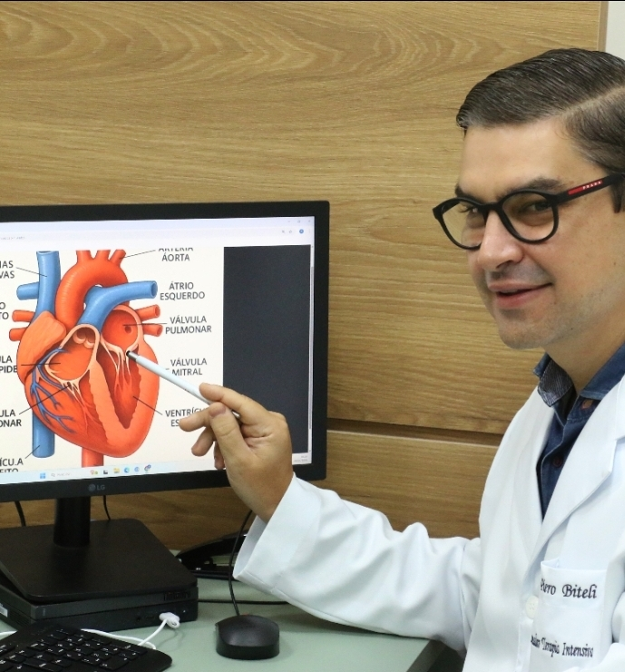 No momento, você está visualizando Aumento de infartos e AVCs entre jovens acende alerta para novos hábitos de risco. Entenda com médico cardiologista do Hospital Beneficente Unimar (HBU)