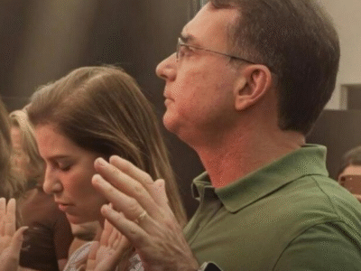 PERSEGUIÇÃO: Grupo laicista atropela a liberdade de fé e tenta tornar Flávio Bolsonaro inelegível por simples oração em culto