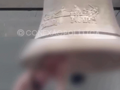 Ativista de esquerda se pendura em sino sem roupa em ato de ‘resistência;’ VEJA VÍDEO