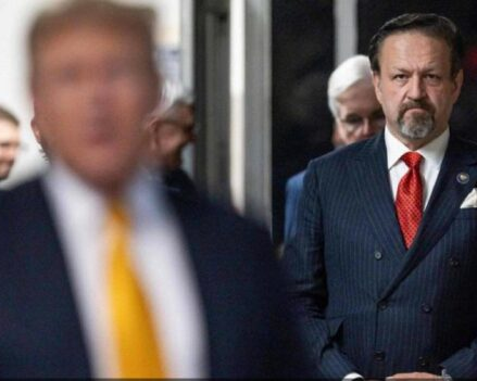 No momento, você está visualizando TERRORISMO: Trump assina decreto que reformula terrorismo e coloca cartéis como alvo número um dos EUA