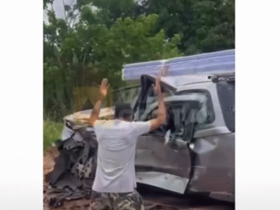 Após acidente, homem faz oração ajoelhado ao lado de veículo destruído “Obrigado, Senhor, pelo livramento”; VEJA VÍDEO