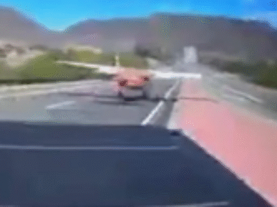 Avião de pequeno porte faz pouso forçado em rodovia e cena impressiona; VEJA VÍDEO
