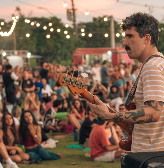 No momento, você está visualizando Jazz à la Rua retorna neste sábado com música, arte e pôr do sol em Marília. Projeto cultural chega à 83ª edição e agora com a banda Mahatma Groove. Gratuito