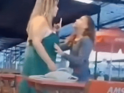 Confusão em barzinho entre mulheres termina de forma inesperada e viraliza; VEJA VÍDEO