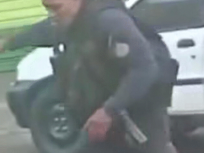 TENSÃO: Policial entra em favela enganado, é atingido e é retirado às pressas por populares; VEJA VÍDEO