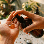 Shampoo vendido em farmácias disfarça até 70% dos fios grisalhos e vira favorito para mulheres com mais de 40 anos