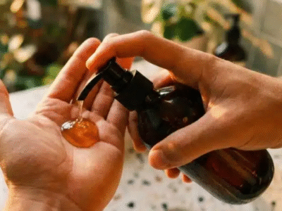 Shampoo vendido em farmácias disfarça até 70% dos fios grisalhos e vira favorito para mulheres com mais de 40 anos
