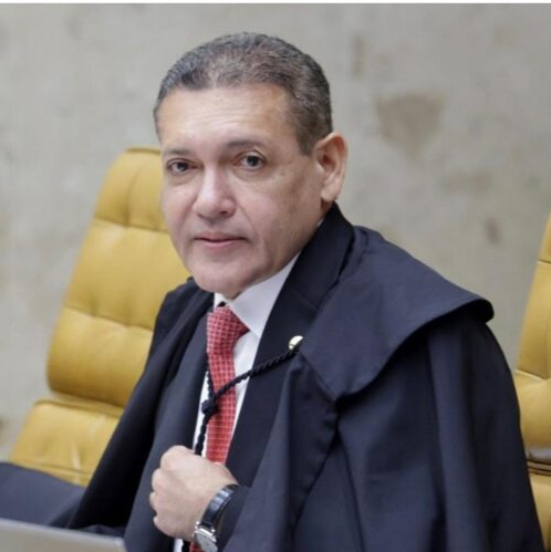 No momento, você está visualizando CHÁ DE CADEIRA: Nunes Marques ignora dez pedidos de Daniela Mercury em ação contra Eduardo Bolsonaro