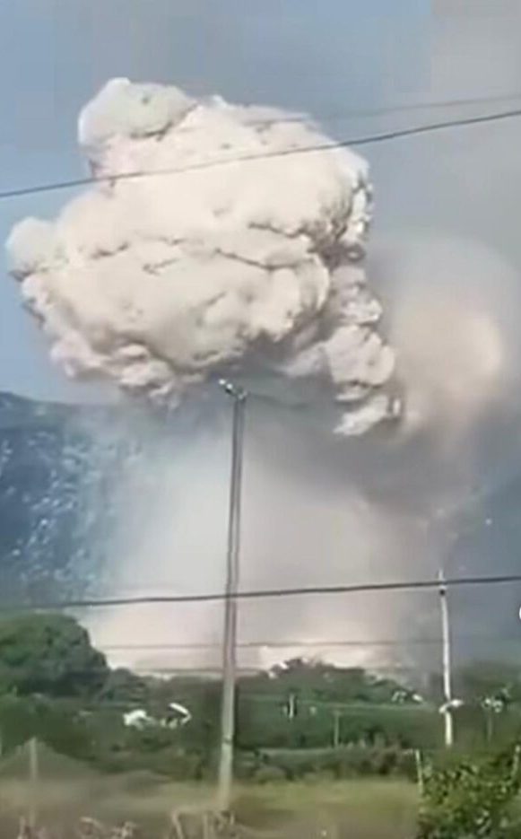 No momento, você está visualizando Acidente em fábrica de fogos de artifícios causa explosão gigantesca e deixa 26 m0rt0s; VEJA VÍDEO