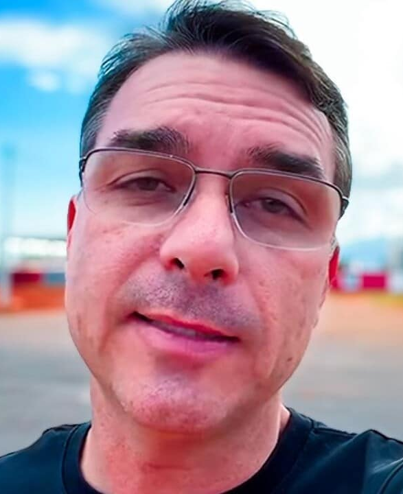 No momento, você está visualizando Flávio Bolsonaro sai em defesa da CPI do Master e diz que medida ajuda a “separar bandido de inocente”