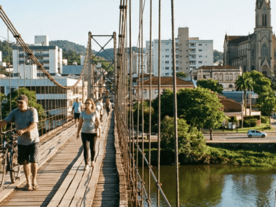 A “Cidade Azul” tem águas hidrominerais curativas que brotam do solo a 37 °C e um rio famoso que dá seu nome