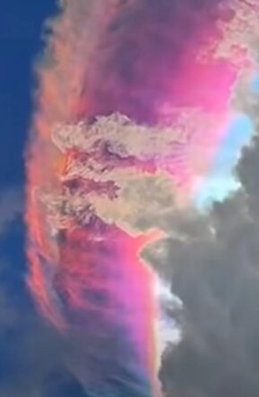 No momento, você está visualizando SURREAL: Imagens de fenômeno raro de nuvem arco-íris visto na Indonésia encanta o mundo; VEJA VÍDEO