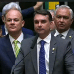 Em ofensiva, Flávio Bolsonaro enquadra a esquerda ao vivo por assinaturas na CPI do Banco Master; VEJA VÍDEO