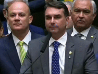 Em ofensiva, Flávio Bolsonaro enquadra a esquerda ao vivo por assinaturas na CPI do Banco Master; VEJA VÍDEO