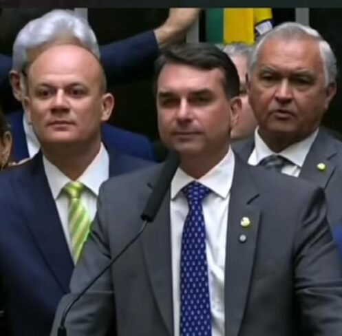 No momento, você está visualizando Em ofensiva, Flávio Bolsonaro enquadra a esquerda ao vivo por assinaturas na CPI do Banco Master; VEJA VÍDEO