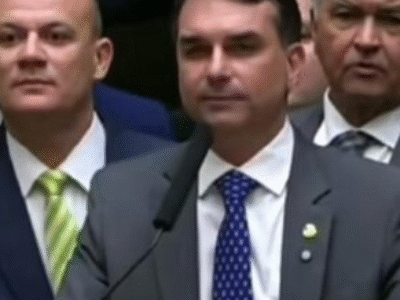 Em ofensiva, Flávio Bolsonaro enquadra a esquerda ao vivo por assinaturas na CPI do Banco Master; VEJA VÍDEO