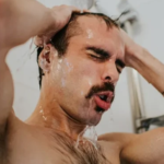 Esse hábito no banho pode fazer mal ao coração; VEJA