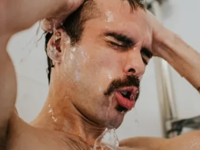 Esse hábito no banho pode fazer mal ao coração; VEJA