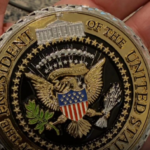 Challenge Coin entregue a Flávio Bolsonaro reforça laços com Trump; Lula não recebeu