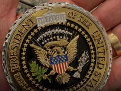 Challenge Coin entregue a Flávio Bolsonaro reforça laços com Trump; Lula não recebeu