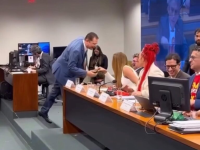 Imagens mostram Erika Hilton irritada abordando Sostenes sobre escala 4X3 e recebe resposta afiada; VEJA VÍDEO