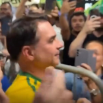 Flávio Bolsonaro desembarca no Brasil e é recebido calorosamente por apoiadores em aeroporto; VEJA VÍDEO