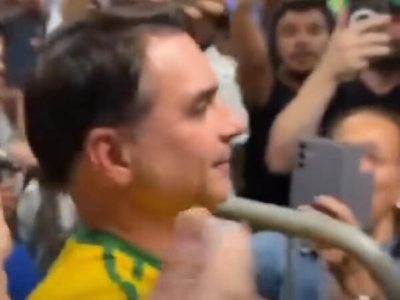 Flávio Bolsonaro desembarca no Brasil e é recebido calorosamente por apoiadores em aeroporto; VEJA VÍDEO