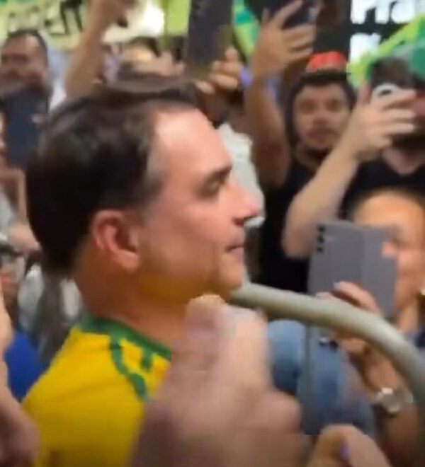 No momento, você está visualizando Flávio Bolsonaro desembarca no Brasil e é recebido calorosamente por apoiadores em aeroporto; VEJA VÍDEO