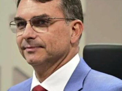 Polícia do Senado pede investigação de plano de atentado de Deolane contra Flávio Bolsonaro