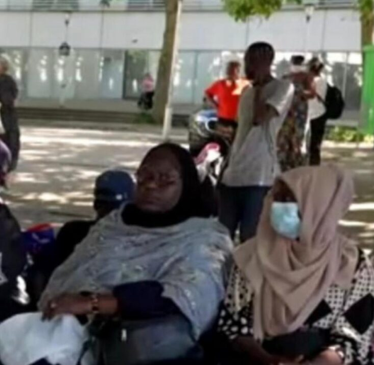 No momento, você está visualizando Moradores de rua em Paris exigem do governo abrigo em meio a onda de calor recorde