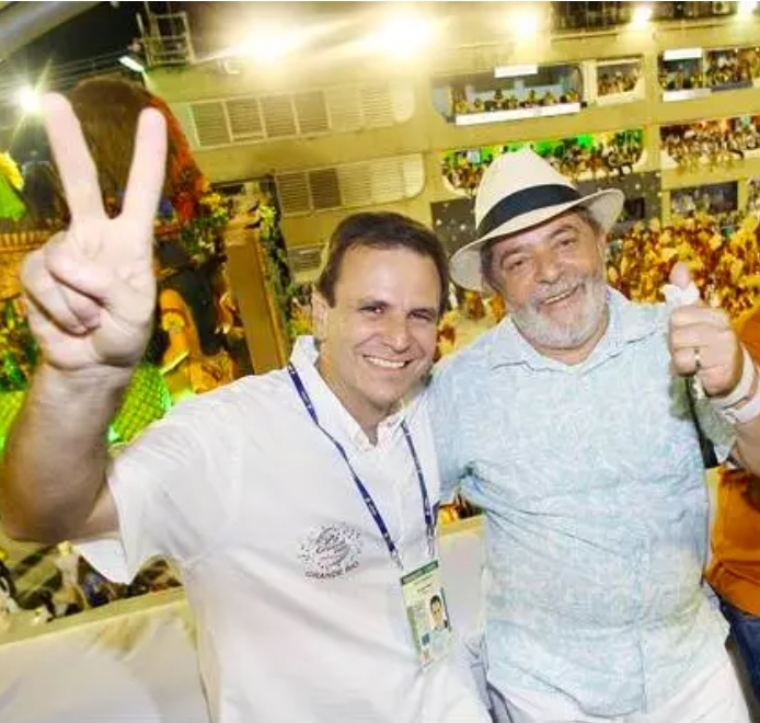 No momento, você está visualizando Lula vende terreno na Lua para o trabalhador. Os principais corretores desse perverso e irresponsável truque do fim da escala de trabalho 6×1 são Erika Hilton, Hugo Motta e o próprio Lula