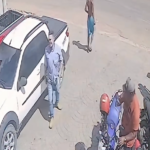 Como está sua memória? Homem chega de carro em comércio e leva moto de um desconhecido por engano; VEJA VÍDEO