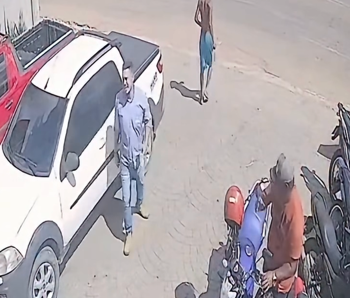 No momento, você está visualizando Como está sua memória? Homem chega de carro em comércio e leva moto de um desconhecido por engano; VEJA VÍDEO