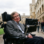 “Por mais difícil que a vida possa parecer, há sempre algo que você pode fazer para mudar a vida e ter sucesso”, disse Stephen Hawking, cosmólogo e físico. Entenda