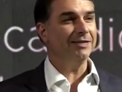 Flávio Bolsonaro diz em palestra que Lula parece o chefe do PCC; VEJA VÍDEO