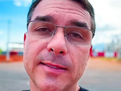 Durante discurso em evento, Flávio Bolsonaro compara Lula a um “chefe do PCC”