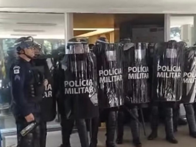 URGENTE: Manifestantes tentam invadir Ministério das Cidades e polícia usa spray de pimenta; VEJA VÍDEO
