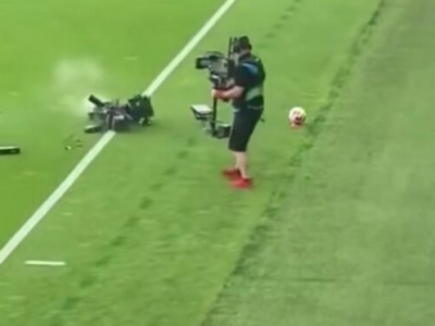 Câmera suspensa pega fogo e despenca em campo durante jogo e por pouco fotógrafo não é atingido; VEJA VÍDEO
