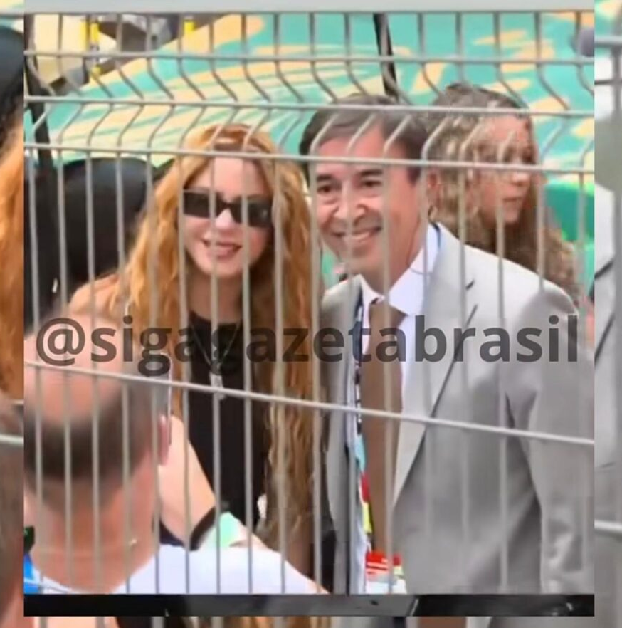 No momento, você está visualizando Repórter abandona transmissão ao vivo para tirar foto com Shakira e viraliza; VEJA MOMENTO