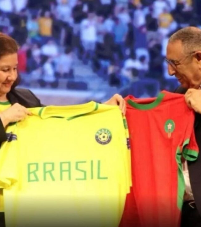 No momento, você está visualizando GAFE: Brasil ganha camisa oficial do Marrocos e retribui com blusa genérica da seleção brasileira e internet repercute; VEJA